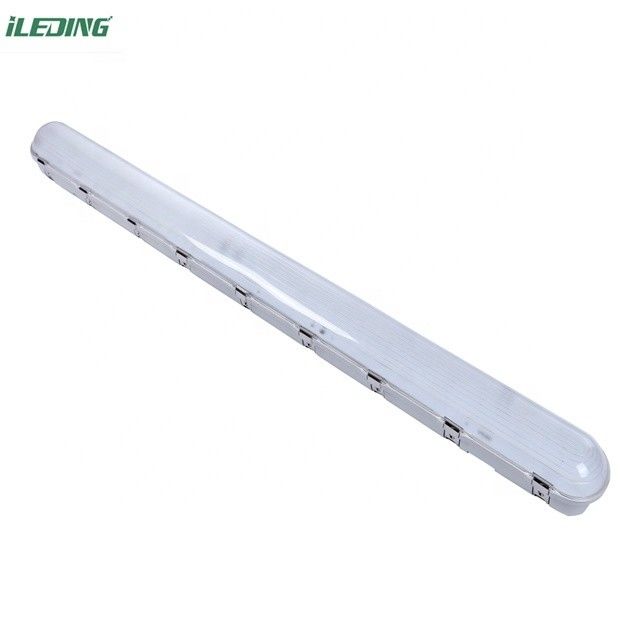 Instalação de teto 110W 8FT Led Tri-proof Weatherproof Vapor Tight Light para fazenda